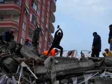 Броят на жертвите на земетресенията в Турция достигна 3 419, в Сирия са над 800