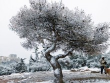 Жителите на Централна Гърция са призовани да ограничат движението си заради обилните снеговалежи