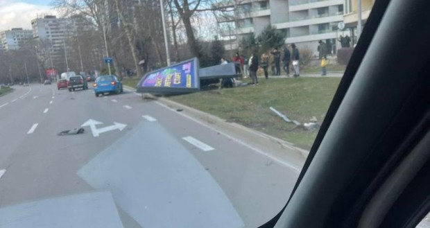 Автомобил се е ударил в билборд на бул Княз Борис