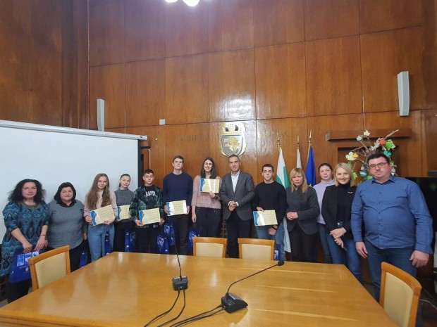 TD Кметът поздрави и награди учениците от бургаската гимназия по строителство
