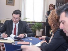 Министър Зарков подписа важно споразумение със синдикатите
