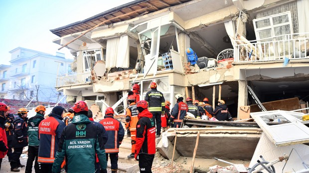 Турските власти изпратиха над 28 хиляди служители по сигурността в засегнатите от земетресението региони