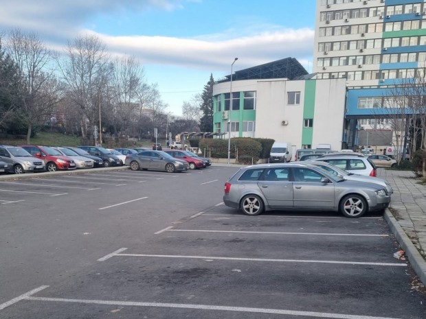 Паркингът пред УМБАЛ-Бургас става платен след втория час престой