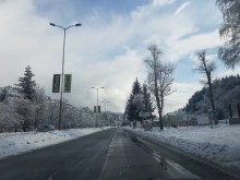Заледени и заснежени на места, но обработени са пътищата в област Смолян