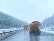 Близо 150 машини почистват пътищата в районите със снеговалеж