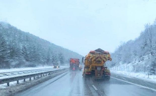 Близо 150 машини почистват пътните настилки в районите със снеговалеж,