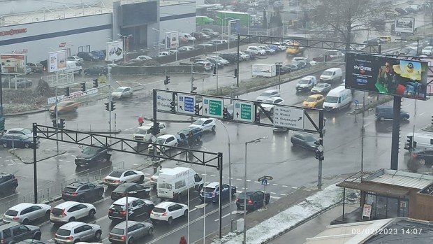 Лека катастрофа затруднява движението на светофара до Варна Тауърс Двете