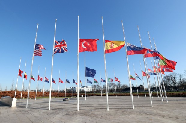 Държавите от НАТО свалиха наполовина знамената си в знак на солидарност с Турция