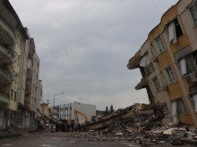 Жертви на земетресенията в Турция вече са над 9000 души