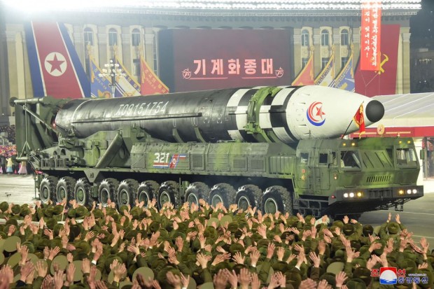 Северна Корея показа на парад рекорден брой ядрени ракети