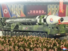 Северна Корея показа на парад рекорден брой ядрени ракети