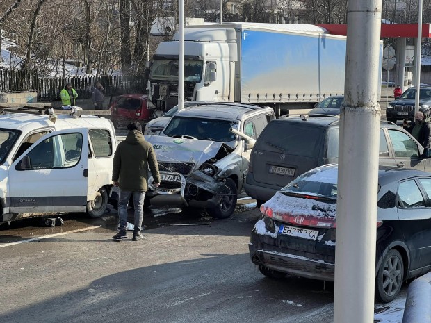 Тежка катастрофа затвори улица Магистрална“ във Велико Търново, част от
