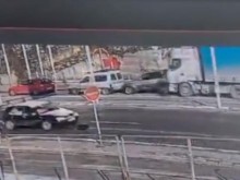 Вижте как ТИР причини верижна катастрофа на светофар