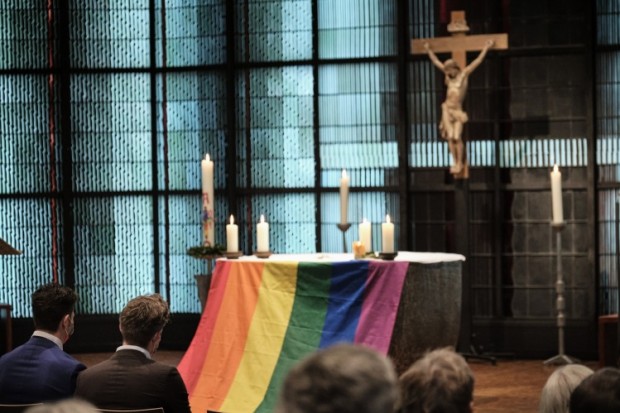 Бог може да не е "той": Англиканската църква обмисля въвеждането на полово неутрални определения