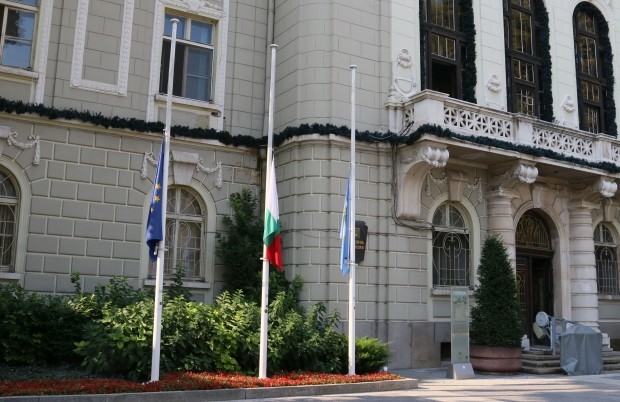 TD Със свалени наполовина знамена на административните сгради на 10 февруари