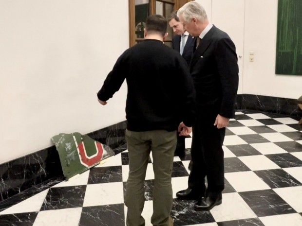 Зеленски се срещна с краля на Белгия и му подари фрагмент от руски щурмови самолет