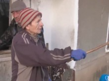 Пенсионерка изгони крадци от дома си, налагайки ги с пръчка