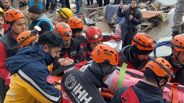 Още има надежда: Шестима души са спасени от една и съща сграда пет дни след земетресението в Турция