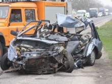 Челен сблъсък в насрещното отне живота на 41-годишен мъж, младо семейство с дете в болницата