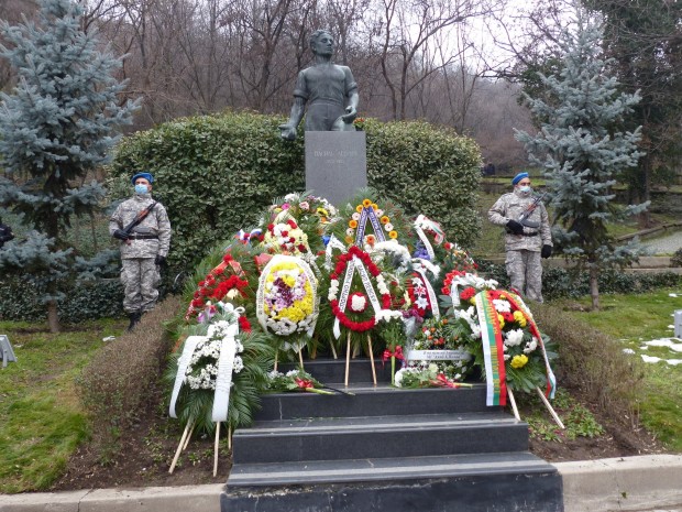 </TD
>С поклонение пред паметника на Васил Левски на централната алея