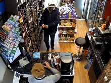 Грозно: Влезе в магазина, купи си цигари, открадна вейп