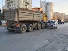 Камион и автомобил се сблъскаха на ъгъла на булевардите "Копенхаген" и "Цветан Лазаров" в София