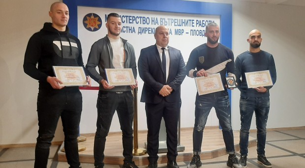 </TD
>Димитър Желязков и три от момчетата, които обучава в спортния