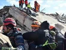 "Чудесата продължат": В Турция спасиха майка с две деца след повече от 100 часа под развалините