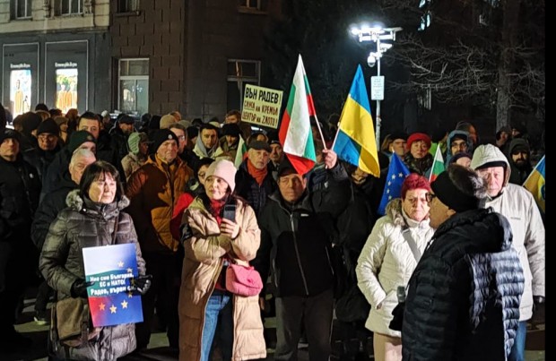 Протест срещу президента Румен Радев се провежда пред президентството предава