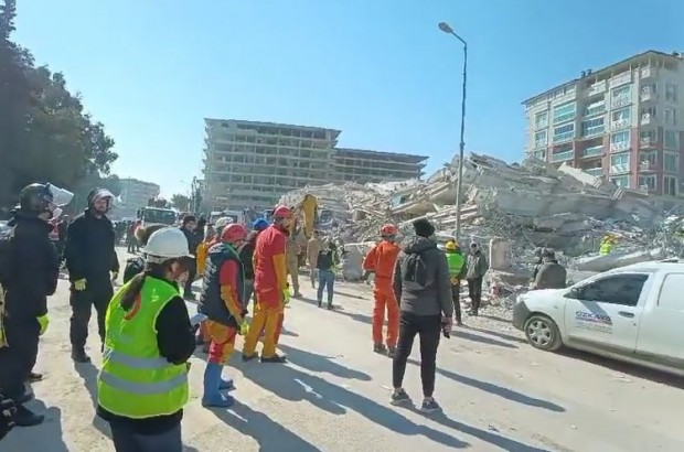Българските доброволци откриха още един жив човек в развалините на пострадалия от