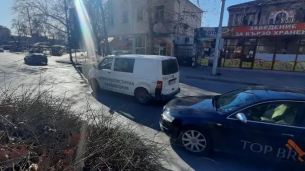 Кола се вряза в полицейски микробус на колелото на Централна
