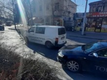 Автомобил се вряза в полицейски бус в Пловдив