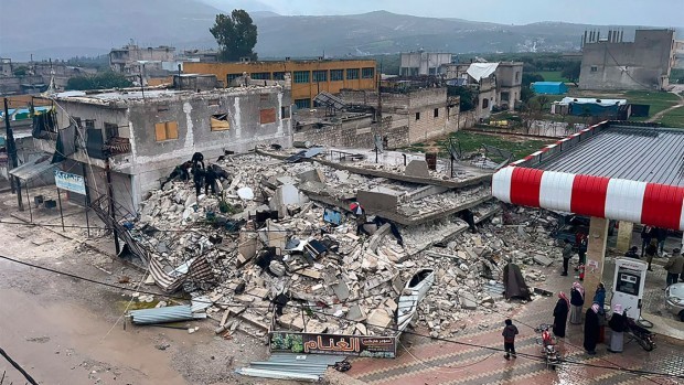 12 души са задържани за некачествен строеж на срутените сгради в Турция