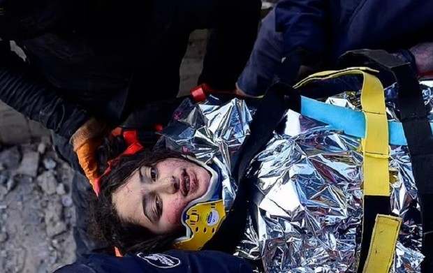 Извадиха 10-годишно момиче от развалините в Турция след шест дни под земята