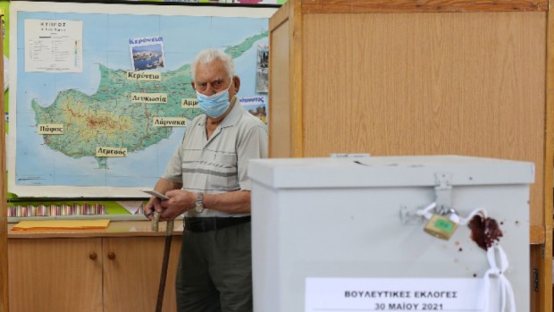 Избирателната активност в Кипър достигна до 55%