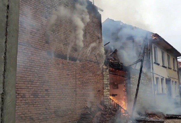 Трима души са пострадали при пожар в Дупница съобщиха от