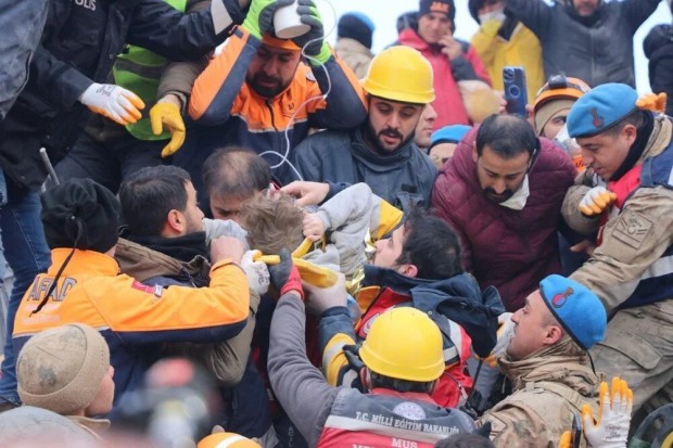 В Турция спасиха четиригодишно момиче след 178 часа под развалините
