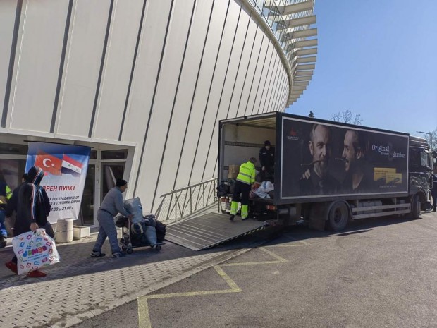 Четири камиона с помощ изпратиха от Бургас за Турция и Сирия