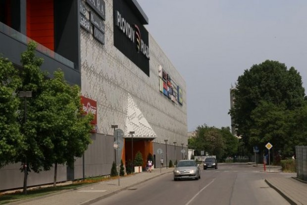 Шофьор и пешеходец се биха пред мол в Пловдив