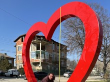 Петметрово червено сърце посреща посетителите в новия парк на влюбените в Стамболийски