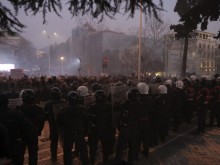 Протестиращи в Тирана поискаха оставката на Рама и влязоха в сблъсъци с полицията