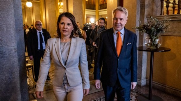 Бербок настоя за присъединяването на Швеция и Финландия към НАТО "без допълнително забавяне"