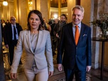 Бербок настоя за присъединяването на Швеция и Финландия към НАТО "без допълнително забавяне"