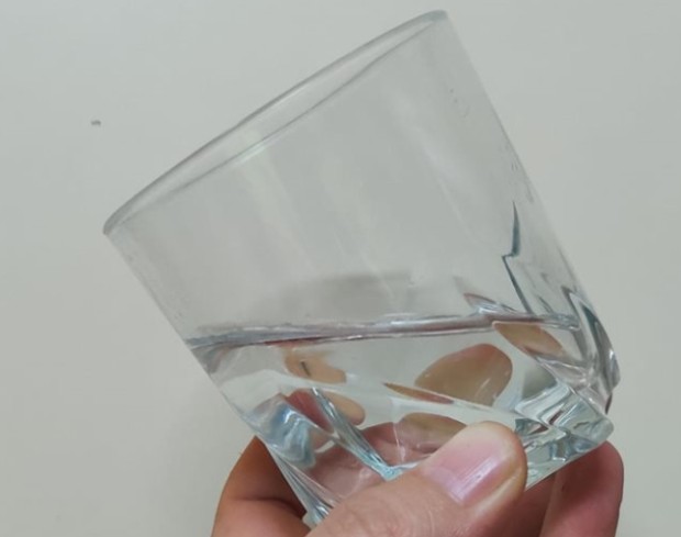 Опит с чаша с вода доказва че Земята е плоска