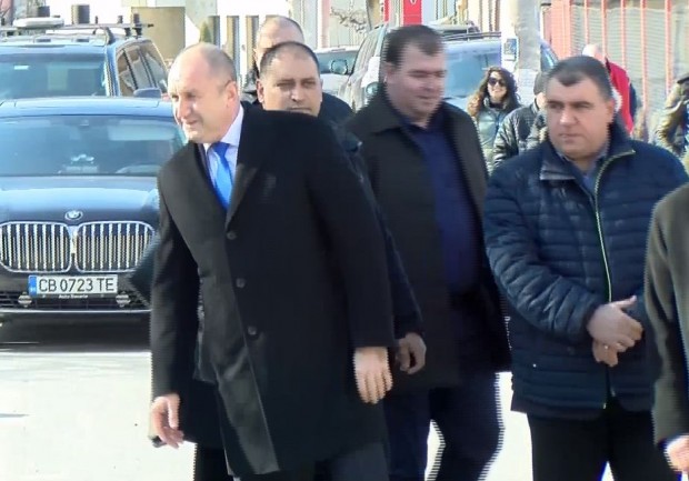 Държавният глава Румен Радев пристигна в село Устина област Пловдив