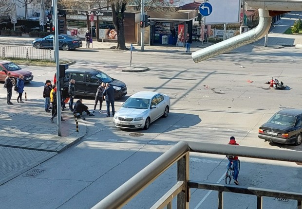 Блъснаха моторист в Пловдив, движението в района е затруднено