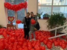 400 червени балона в икономическата гимназия в Смолян за Св. Валентин