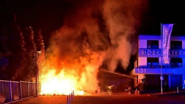 В Германия подпалиха хуманитарна помощ за пострадали от земетресението и изгориха турското знаме
