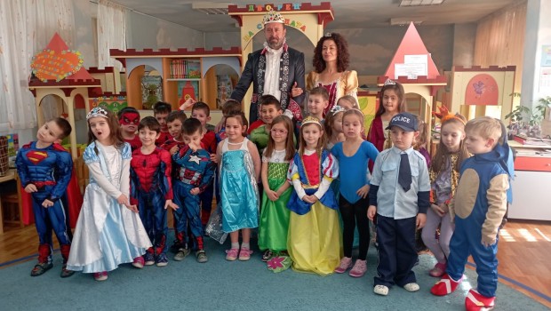 Родители с приз "крал" и "кралица" в детски карнавал за 14-и февруари в Пловдив