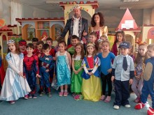 Родители с приз "крал" и "кралица" в детски карнавал за 14-и февруари в Пловдив